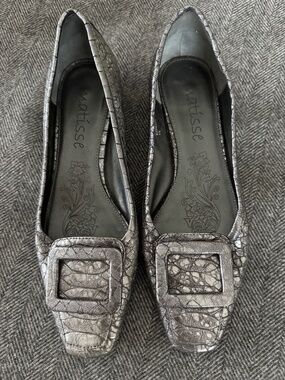 MATISSE, CROCODILE TEXTURED MUTED SILVER METALLIC PUMPS WITH LOW KITTEN HEEL